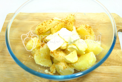 Выложить горячий картофель в миску, добавить паприку и масло. Хорошо размять в пюре.