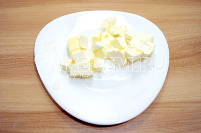 Масло порубить кубиками и оставить на столе при комнатной температуре на 30 минут.