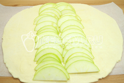 Выложить яблоки на тесто.