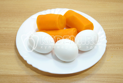Яйца и морковь отварить, остудить и очистить.