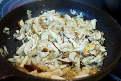 На сковороде с растительным маслом обжарить мелко нашинкованный лук и грибы.
