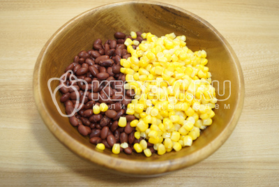 В миску выложить готовую фасоль и добавить консервированную кукурузу без жидкости.