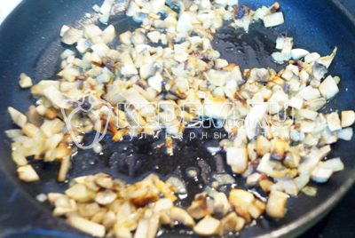 Обжарить грибы с луком на сковороде с растительным маслом.