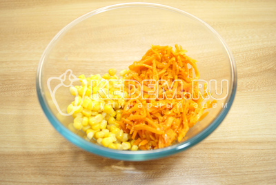 В миске смешать консервированную кукурузу и морковь по-корейски.