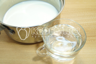 Молоко перелить в кастрюльку. Добавить воду и соль.