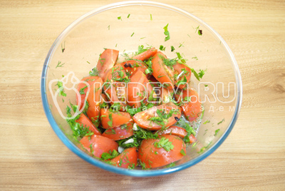 Залить маринад в миску с помидорами и дать настояться пару часов.