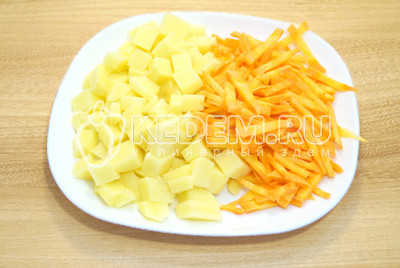 Картофель и морковь очистить и нарезать.