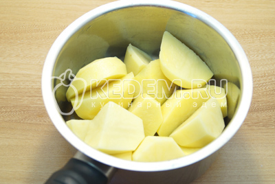 Картофель очистить, нарезать дольками и сварить. Воду слить.