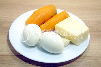 Морковь и яйца отварить, сыр натереть на терке.