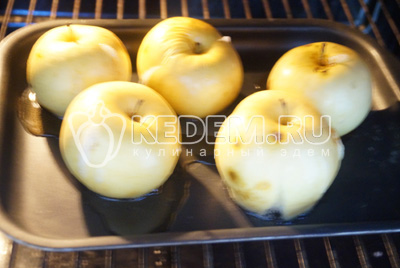 Запекать яблоки в духовке 20-25 минут при температуре 160 градусов С.