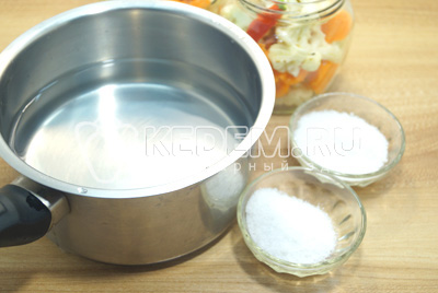 В кастрюлю залить воду, всыпать сахар и соль из расчета 2 ст. ложки соли и 3 ст. ложки сахара на 1 литр воды. Сварить маринад.
