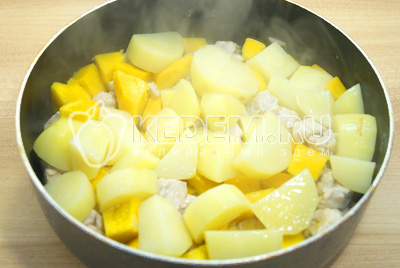 Добавить картофель и залить полстакана воды. Посолить и готовить под крышкой еще 15 минут, на среднем огне.