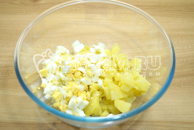 В миску нарезать кубиками картофель и яйца.
