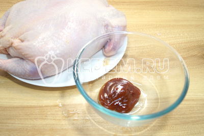 Обмазать курицу соусом барбекю.
