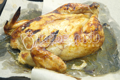 Запекать в разогретой до 180 градусов С духовке 40-45 минут. Готовую курицу остудить на противне.