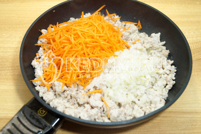 Добавить мелко нашинкованный лук и тертую морковь, готовить еще 3-5 минут.