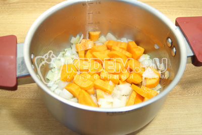 В кастрюле с толстым дном обжарить мелко нашинкованный лук и ломтиками нарезанную морковь на растительном масле.