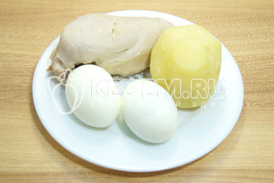 Куриное филе, яйца и картофель отварить до готовности, отсудить и очистить.