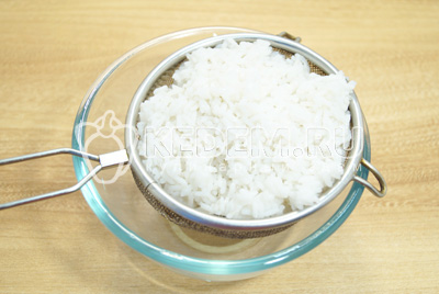 Рис отварить до полу готовности, хорошо промыть и откинуть на сито.