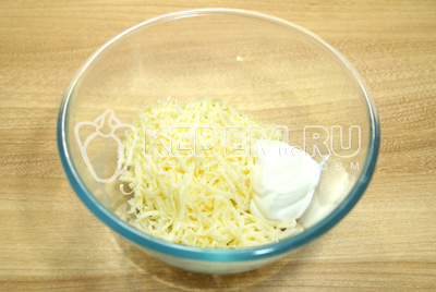 В миску натереть на мелкой терке сыр, добавить прессованный чеснок и майонез.