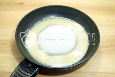 Сливочное масло растопить на сковороде, добавить сахар.