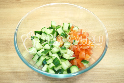 В миску нарезать кубиками овощи.