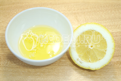 В миску с маслом добавить прессованный чеснок и сок лимона.
