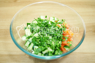 В миску с овощами добавить мелко нашинкованную зелень, заправить салат и посолить по вкусу.