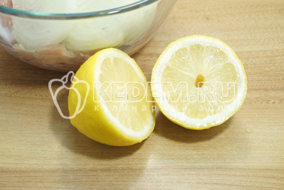 Добавить сок половинки лимона.