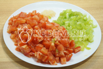 Нарезать мелким и кубиками помидоры и перец, чеснок измельчить.