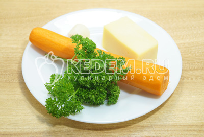 Морковь и чеснок очистить, зелень промыть, сыр натереть на терке.