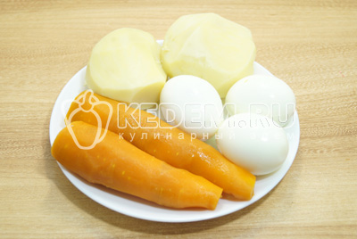 Картофель, морковь и яйца отварить, отсудить и очистить.