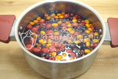 Сложить ягоды в кастрюлю и залить водой.