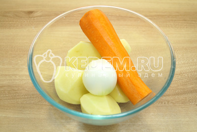 Картофель морковь и лук очистить.