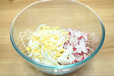 Редис нарезать ломтиками, яйца мелко накрошить и сложить в миску.