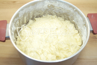 Добавить остальную муку, соль, ванильный сахар и замесить тесто. Смазать тесто растительным маслом. Убрать кастрюлю в теплое место на 1 час.