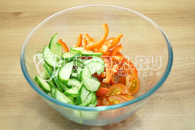 Нарезать овощи в миску.