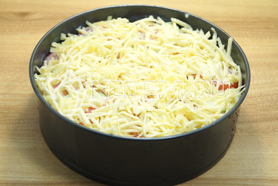 Посыпать тертым сыром и запекать в духовке при 180 градусах С 30 минут.