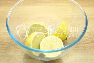 Лимоны хорошо вымыть и разрезать на части.