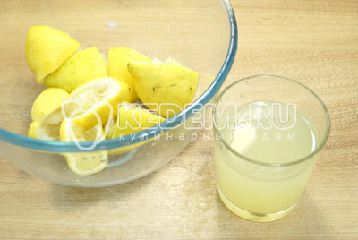 Выдавить сок из лимонов в стакан.