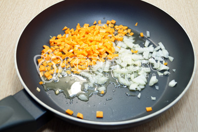На сковороде с растительным маслом обжарить кубиками нарезанный лук и морковь.