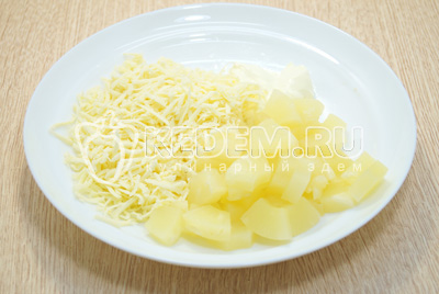 Консервированные ананасы нарезать кубиком, сыр натереть на терке и смешать с майонезом.