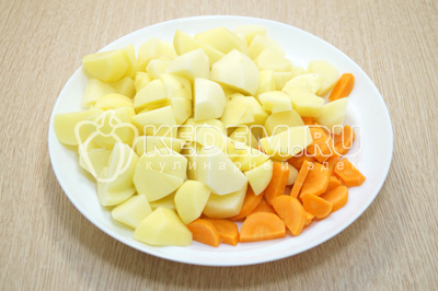 Картофель и морковь очистить и нарезать.