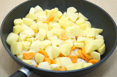 Добавить картофель и морковь, готовить на среднем огне, помешивая 15-20 минут.