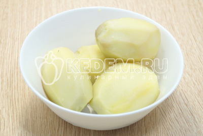 Очистить картофель от кожуры.