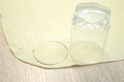 При помощи стакана или стопки вырезать одинаковые сочни.