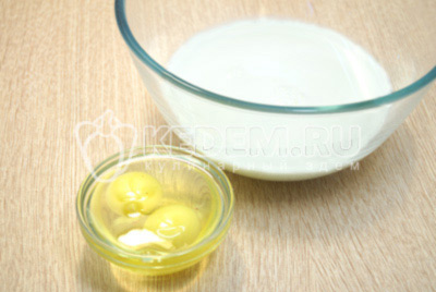 В теплое молоко добавить яйца и хорошо взбить.