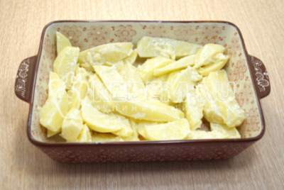 Выложить картофель в форму для запекания.