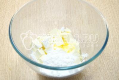 Мягкое сливочное масло взбить миксером с сахарной пудрой. До пышной массы 3-4 минуты.