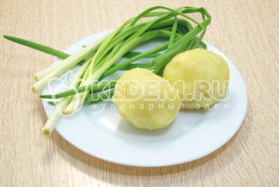 Картофель отварить до готовности, осудить и очистить. Зеленый лук промыть и обсушить.